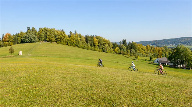 Pjezd pod Drtnk po loukch nad Blatinami