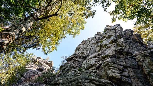 Rozloit skaln masiv Drtnku se vypn na okraji lesa nad Blatinami, sten ukryt korunami staletch buk a smrk.