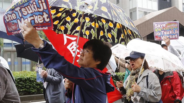 Nkolik stovek zamstnanc rybho trhu uspodalo na konci z v centru Tokia posledn protestn akci.