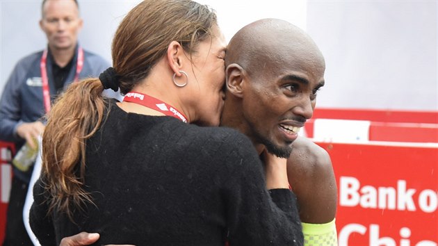 Mo Farah se v cli Chicagskho maratonu objm se svoj enou.