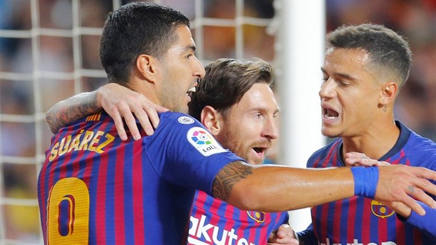 Fotbalist Barcelony se raduj z glu Lionela Messiho (uprosted).