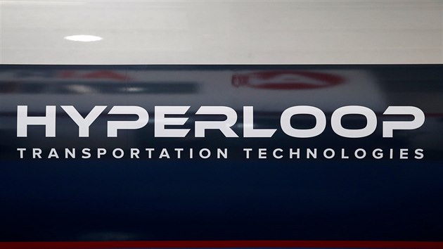 Americk spolenost HyperloopTT pedstavila svou prvn kapsli urenou pro pepravu cestujcch novou technologi vysokorychlostn pepravy. Kapsle se nazv Quintero One, je dlouh 32 metr a v pt tun a je tm cel vyroben z kompozitnho materilu. Firma pedstavila svou kapsli ve panlsku a bude ji pesouvat do Francie kvli dodaten monti. (2. jna 2018)