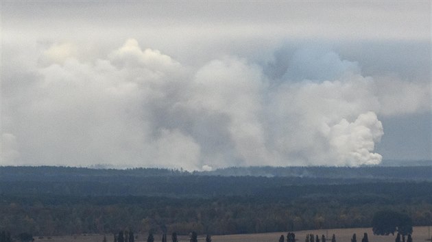 Vojenskm muninm skladem na severu Ukrajiny pobl obce Ia v ernihivsk oblasti otsla rno exploze spojen s porem, kvli emu ady evakuovaly zhruba 10 tisc lid. (9. jna 2018)