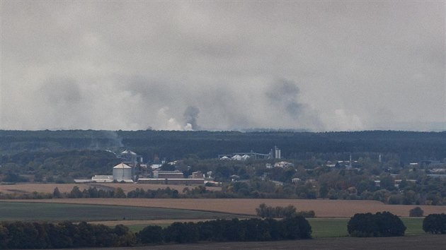 Vojenskm muninm skladem na severu Ukrajiny pobl obce Ia v ernihivsk oblasti otsla rno exploze spojen s porem, kvli emu ady evakuovaly zhruba 10 tisc lid. (9. jna 2018)