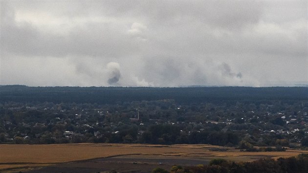 Vojenskm muninm skladem na severu Ukrajiny pobl obce Ia v ernihivsk oblasti otsla rno exploze spojen s porem, kvli emu ady evakuovaly zhruba 10 tisc lid. (9. jna 2018)