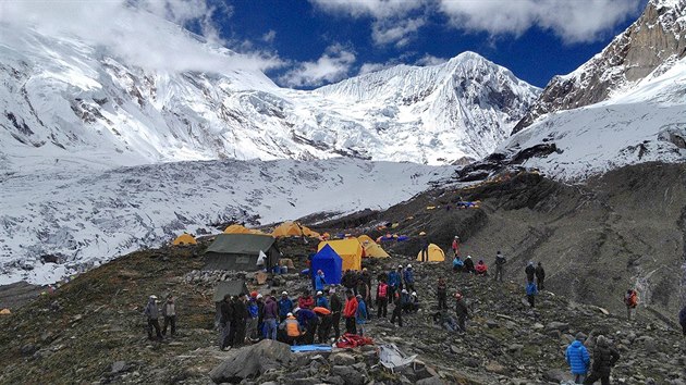 Po pdu laviny zemelo pi vstupu na vrchol himaljsk hory Manslu devt horolezc. (23. z 2012)