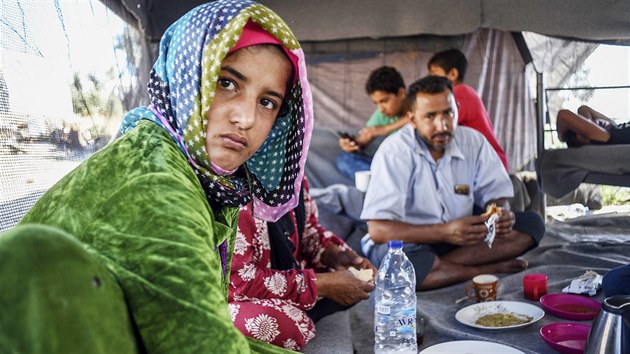 Obyvatelé uprchlického tábora Moria na ostrově Lesbos prchali před Islámským státem, ale ten nakonec přišel za nimi až do Řecka.