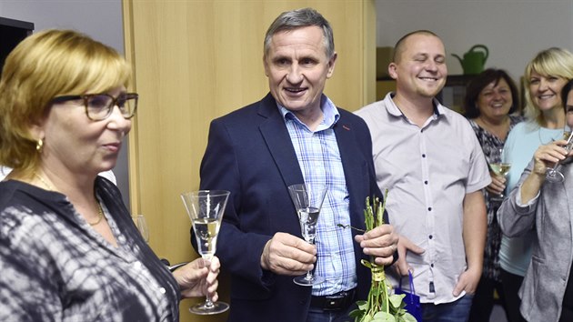 Jiří Čunek (KDU-ČSL) oslavuje obhajobu senátorského křesla v obvodě Vsetín. (6. října 2018)