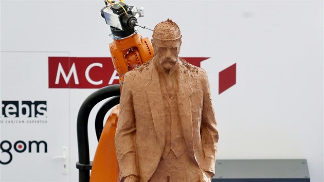 Robot tvoc sochu TGM na strojrenskm veletrhu v Brn