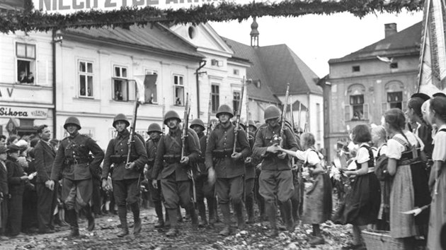 Polská armáda v říjnu 1938 vstupuje do české části Těšínska.