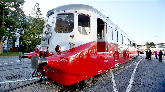 Brnnskmi ulicemi v nedli pijel na zdej vstavit jedin exempl rychlkovho motorovho vozu M260.0, pezdvan Stbrn p. Pro eskoslovensk sttn drhy jej vyrobilo KD, tovrnu opustil na pelomu let 1938 a 1939, ale vzhledem k okupaci nebyl projekt dokonen.