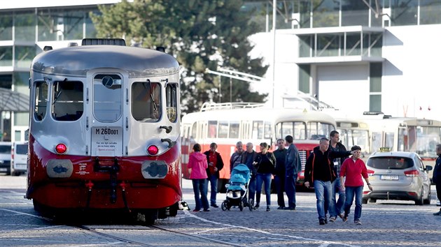 Brnnskmi ulicemi v nedli pijel na zdej vstavit jedin exempl rychlkovho motorovho vozu M260.0, pezdvan Stbrn p. Pro eskoslovensk sttn drhy jej vyrobilo KD, tovrnu opustil na pelomu let 1938 a 1939, ale vzhledem k okupaci nebyl projekt dokonen.