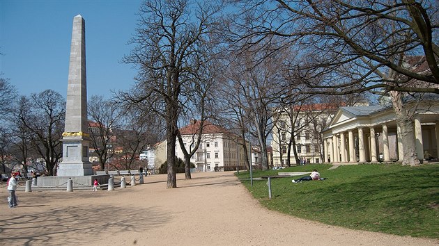 Obelisk na pamtku porky Napoleona stoj v brnnskch Denisovch sadech u od roku 1818.