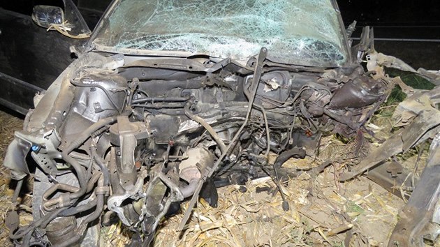 Agresivně jedoucí řidič volva dostal poblíž Citonic na Znojemsku smyk a narazil do protijedoucího fiatu. Srážka ve vysoké rychlosti vymrštila obě auta do pole. Řidička fiatu zemřela, muž utrpěl vážná zranění.