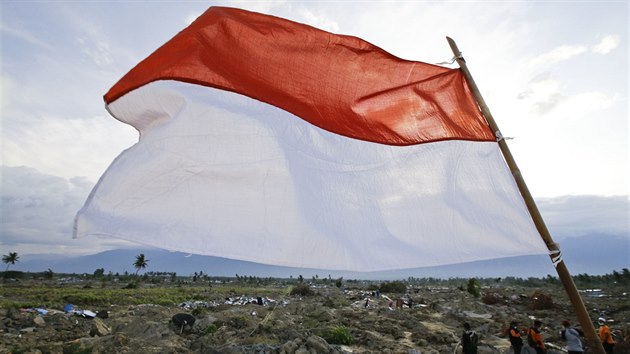 Národní vlajka v místech poškozených zemětřesením a vlnou tsunami v Palu na indonéském ostrově Sulawesi. (9.10.2018)