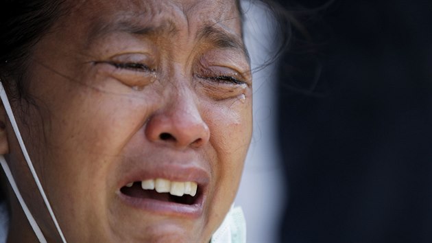 Matka truchlc za sv ti syny, kte se stali obmi katastrofy na ostrov Sulawesi. (9.10.2018)