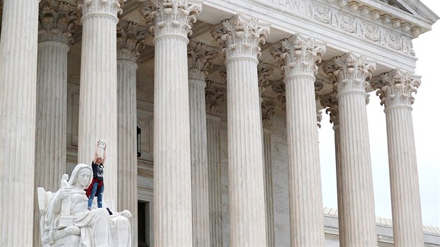 Ženy protestují před Nejvyšším soudem potom, co senát potvrdil Bretta Kavanaugha jako člena Nejvyššího soudu (6. října 2018).