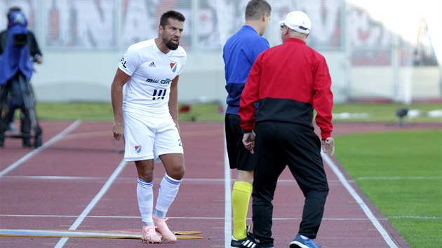 Ostravsk� �to�n�k Milan Baro� po vylou�en� proti Slavii zu��, jeho hn�v schyt�v� �tvrt� sud� Proske. Z�dy v �erven�m je tren�r Bohumil P�n�k