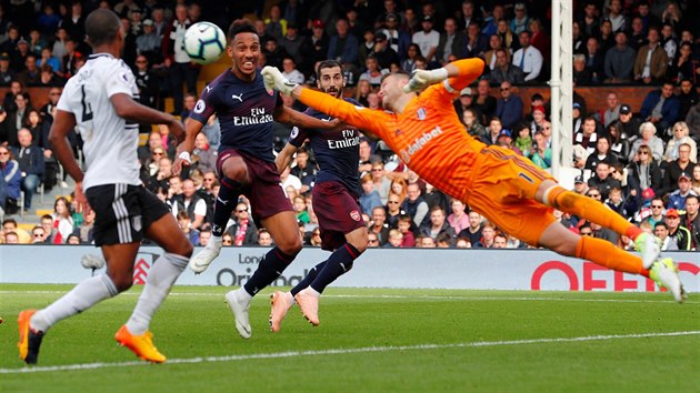 Brank�� Fulhamu  Marcus Bettinelli se sna�� vyrazit centr sm��uj�c� na Pierre-Emericka Aubameyanga z Arsenalu.