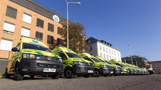 Zdravotnická záchranná služba Olomouckého kraje převzala deset nových sanitek za zhruba 24 milionů korun. (5. října 2018)
