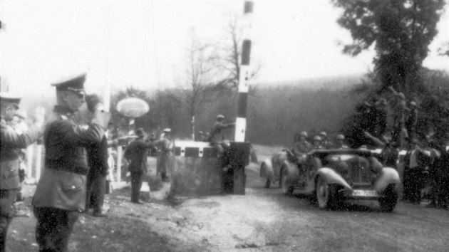 Generlporuk Hartmann zdrav ped s. celnm adem v Doln Silnici projdjc vozidla 7. p divize.