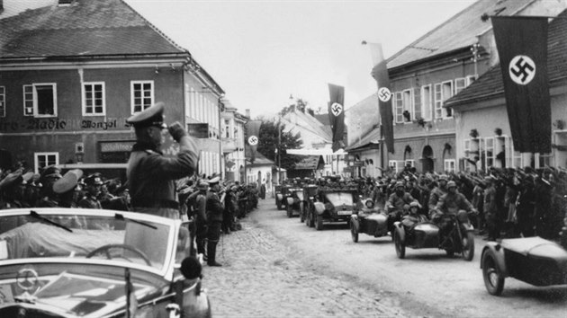 Vojenská pehlídka ve Volarech, vlevo v aut stojí generálporuík Hartmann.