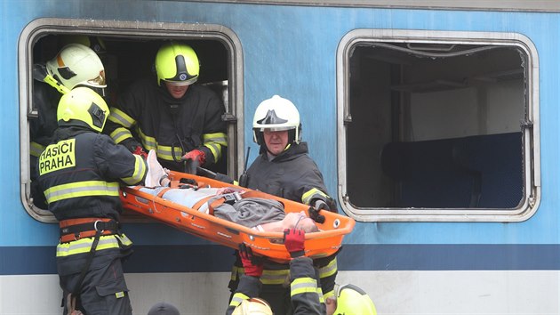 Zsah pi vbuchu propanbutanov lahve ve vlaku plnm lid trnuj vechny zchrann sloky v arelu drnch hasi v Praze na Chodov. (3.10.2018)