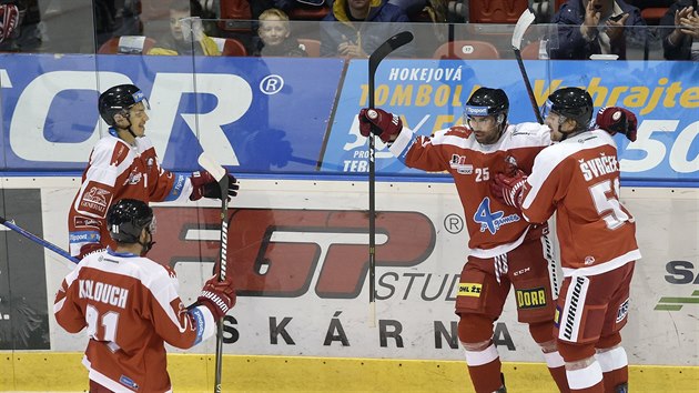 Radost hokejist Olomouce z glu, druh zprava se raduje stelec branky Zbynk Irgl.