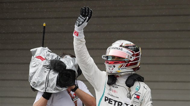 Lewis Hamilton slav vtzstv v kvalifikaci na Velkou cenu Japonska formule 1.