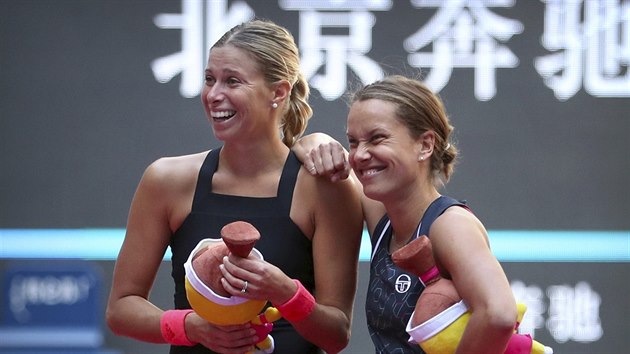 Andrea Sestini Hlavkov (vlevo) a Barbora Strcov po triumfu ve tyhe na turnaji v Pekingu