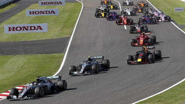 Lewis Hamilton vede startovn pole po startu ve Velk cen Japonska formule 1.
