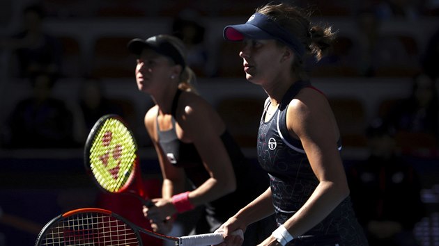 Andrea Sestini Hlavkov (vlevo) a Barbora Strcov ve finle tyhry na turnaji v Pekingu.