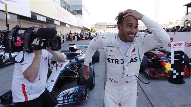Lewis Hamilton v euforii po triumfu ve Velk cen Japonska formule 1.
