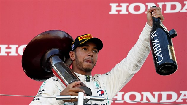 Lewis Hamilton slav triumf ve Velk cen Japonska formule 1.