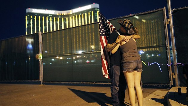 Stovky přeživších a pozůstalých se shromáždily v Las Vegas k uctění památky obětí loňské střelby, nejhorší v moderní dějinách USA. Při útoku na country koncert tehdy zemřelo 58 lidí. (1. října 2018)