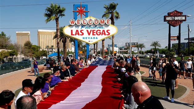 Stovky peivch a pozstalch se shromdily v Las Vegas k uctn pamtky obt losk stelby, nejhor v modern djinch USA. Pi toku na country koncert tehdy zemelo 58 lid. (1. jna 2018)