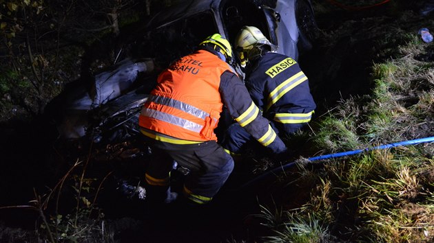 V Tehovci u Prahy se stala tragick nehoda. idi Fordu Mustang tam uhoel pot, co se jeho vz stetl s nkladnm autem. (6. 10. 2018)