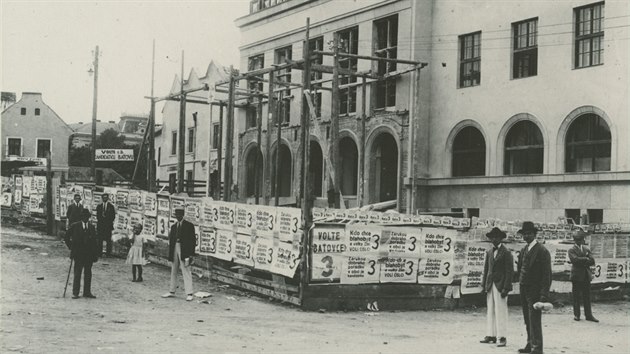 Baa kritizoval stavbu zlnsk radnice, povaoval ji
za pedraenou (foto z roku 1923).