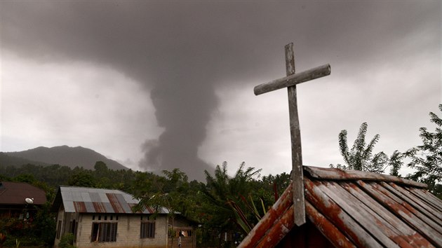Erupce sopky Soputan na indonskm ostrov Sulawesi (3. jna 2018)