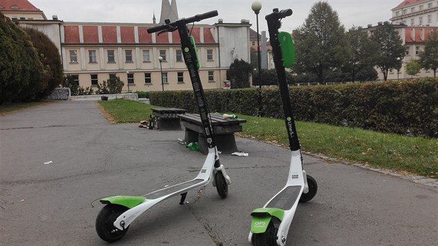 Elektrická koloběžka Lime-S, kterou je možné v Praze za poplatek půjčit přes aplikaci a zaparkovat zase kdekoliv. Většina uživatelů s koloběžkami jezdí po chodnících. (12. října 2018) 