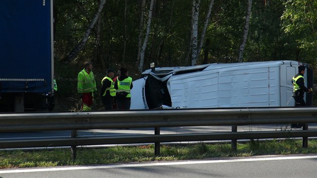 Nkladn auto na dlnici D11 se po nehod s kamionem obrtilo na bok. (4.10.2018)