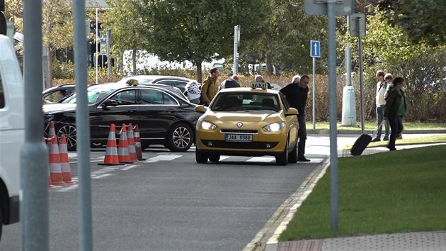 Taxiki se vyhbaj poplatku na expresn parkovit u letit tm, e parkuj na zastvce autobusu, nebo u hotelu.