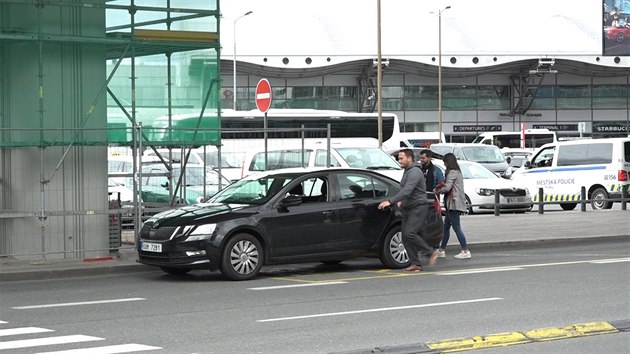 Taxiki se vyhbaj poplatku na expresn parkovit u letit tm, e parkuj na zastvce autobusu, nebo u hotelu.