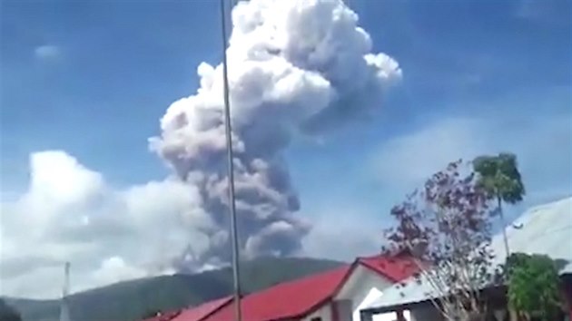 Na ostrov Sulawesi, po zemtesen a tsunami, jet vybuchla sopka