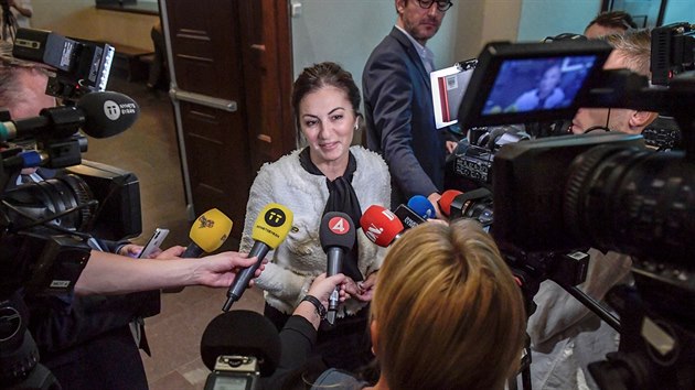 Prvn zstupkyn obti Elisabeth Massi Fritzov u soudu s Jeanem-Claudem Arnaultem