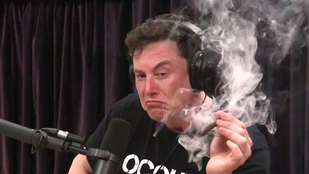 Elon Musk kouí jointa bhem rozhovoru v rádiu.
