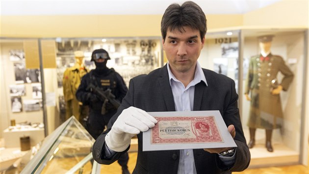 Historik a správce numismatické sbírky Vlastivědného muzea v Olomouci Filip Hradil ukazuje vzácnou prvorepublikovou pětitisícovku.