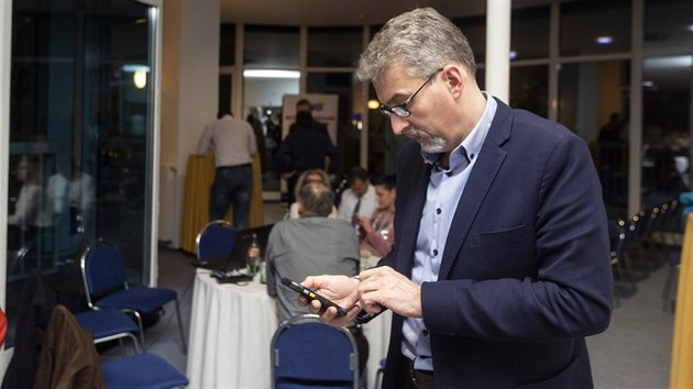 Oslavy v olomouck�m volebn�m �t�bu ANO, kter� nakonec z�skalo 26,7 procenta hlas� a 14 mand�t� ze 45, vyst��dalo okam�it� zah�jen� prvn�ch povolebn�ch jedn�n�, kter�ch se za stranu mimo jin� ��astn� l�dr Miroslav �b�nek.