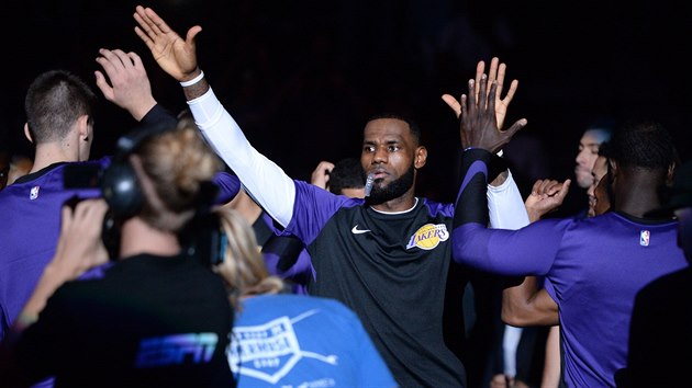 LeBron James poprv nastupuje k zpasu za Los Angeles Lakers.
