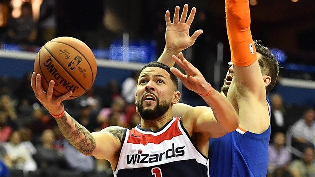 Austin Rivers (vlevo) z Washingtonu to na ko New Yorku, brn ho Mario Hezonja.